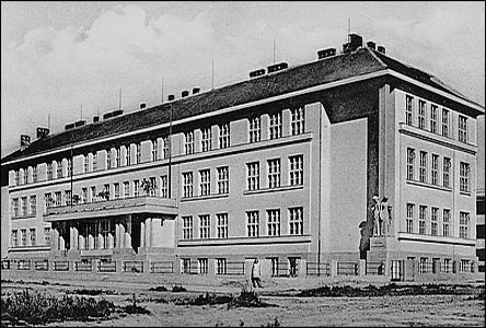 Škola na Mírovém námstí ped rokem 1944.