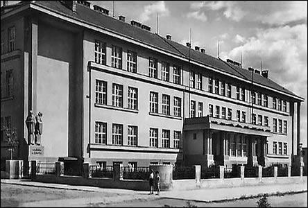 Škola na Mírovém námstí asi v roce 1940.
