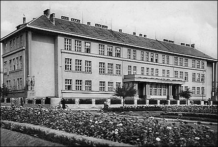 Škola na Mírovém námstí a ást parku asi v roce 1941.