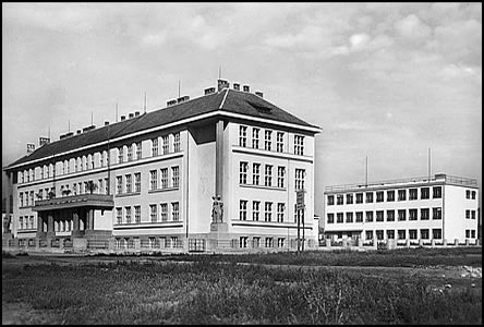 Škola na Mírovém námstí v dob jejího dokonení okolo roku 1931.