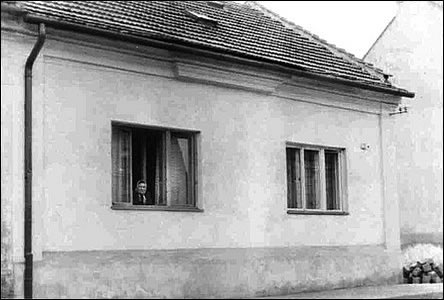 Jeden z posledních dom ulice Výstavní smrem k ulici Slavíkova.