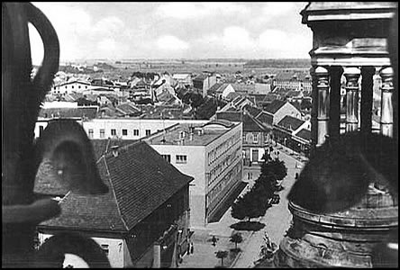 Sokolovna a kiovatka pohledem z Obchodní akademie v roce 1943.