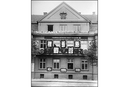 Nkdejší sídlo okr. výboru KS, na snímku s výzdobou ped sjezdem v r.1949.