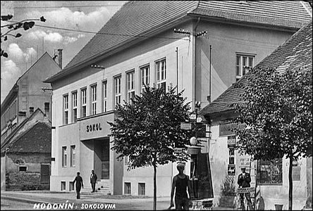 Sokolovna a vpravo ped ní Tyršova ulice, okolo roku 1935.