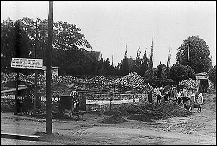 Stavba sokolovny ped r.1930, vpravo vzadu brána na hbitov.