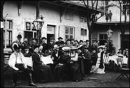 Snímek by ml být z dvora Besedy v roce 1907, zejm ze setkání umlc.