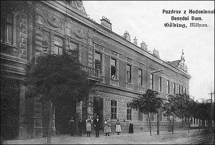 Besední dm na ulici Štefánikov asi okolo roku 1920.