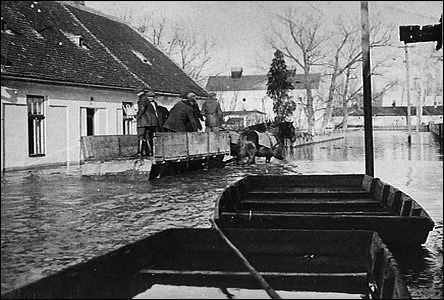 Tato fotografie záplav na ul. Koupelní byla datovaná: 15. bezna 1940.