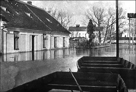 Tato fotografie záplav na ul. Koupelní byla datovaná: 15. bezna 1940.