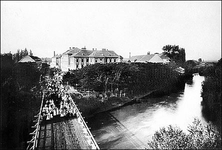 Prvod (vtšinou en) na devném most od tabák. továrny, okolo r. 1900.