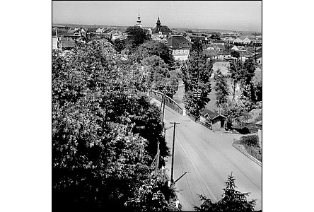 elezný most pes Mlýnské rameno, doprava odbouje ul.Koupelní (asi 1940).