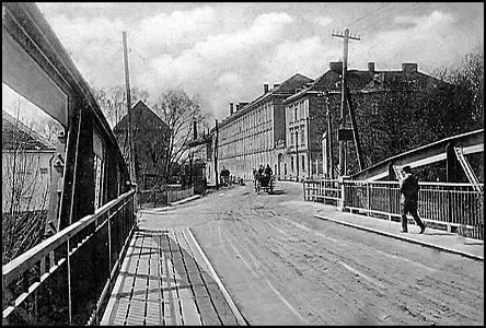 Most pes rameno Moravy u Tabákové továrny v roce 1917.