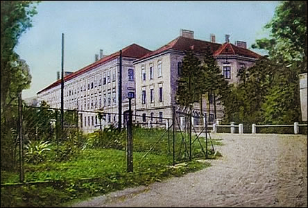 Výjezd z ulice Koupelní k ulici Bratislavské u tabákové továrny.