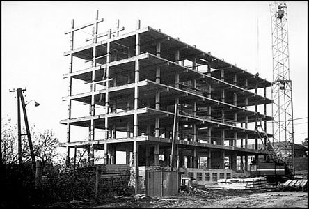Výstavba budovy bývalého editelství Jihomoravských lignitových dol.