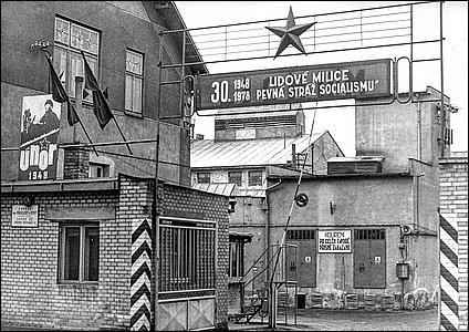 Brána devaské továrny Lignum u ulice Bratislavské v roce 1978.