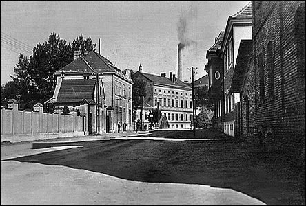 Píjezd od Slovenska Tovární ulicí okolo roku 1930.