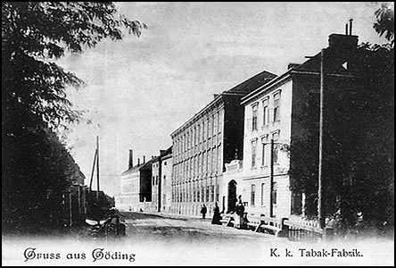 Tabáková továrna na pohlednici z roku 1901.