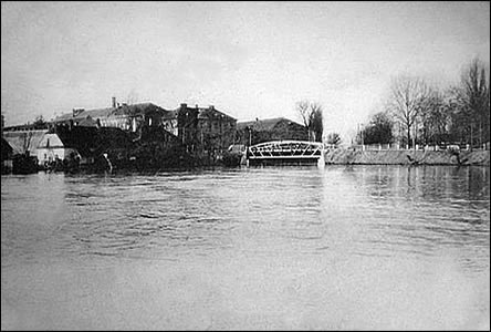 Mlýnské rameno v r.1902 a tzv. Mlýnský most u tabákové továrny (horší foto).