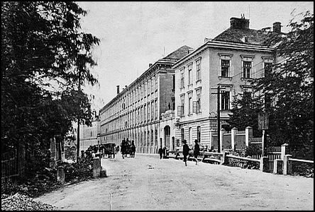 Frekventovaná ulice ped tabákovou továrnou v roce 1914.
