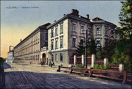 Tabáková továrna a tehdejší Slovenská i Tovární ulice v roce 1920.