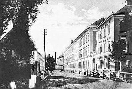 Cesta podél tabákové továrny v dob asi okolo roku 1900.