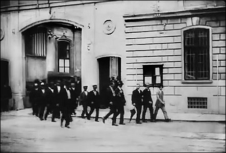 Dlníci opouštjí bránu tabákové továrny pi stávce v roce 1920.