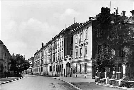 Okolo tabákové továrny ulicí Bratislavskou asi v roce 1940.