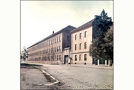 Tabáková továrna na barevném snímku asi z 50. let.