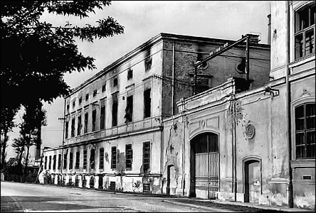 Zadní brána tabákové továrny po prchodu fronty Hodonínem v dubnu 1945.