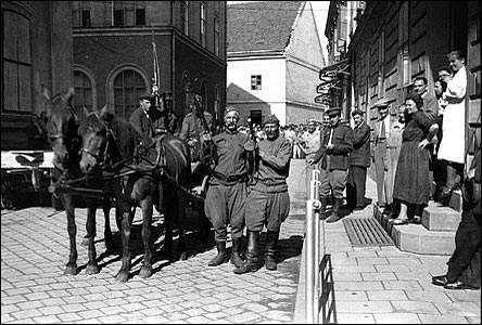 Vojáci RA v tabákové továrn v dob osvobození Hodonína v dubnu 1945.