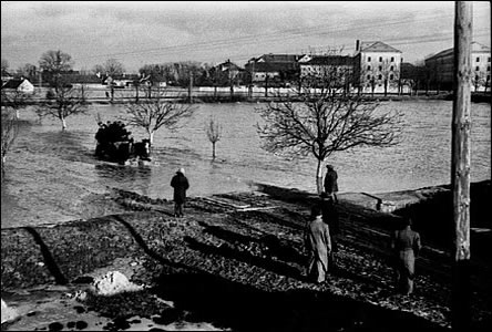 Zaplavená cesta od Švejárny k Tabákové továrn v roce 1940.
