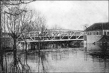elezný most pes Mlýnské rameno u tabákové továrny.