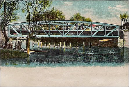 Barevný snímek mostu pes Mlýnské rameno z roku 1902.