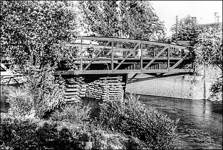 Nmeckou armádou poškozený most pes Moravu u tabákové továrny.