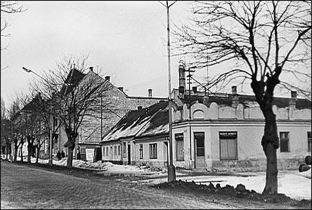 Národní tída od ulice Dukelských hrdin k poliklinice v roce 1970.