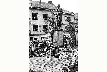 Odhalení pomníku prezidenta T. G. Masaryka v roce 1945.