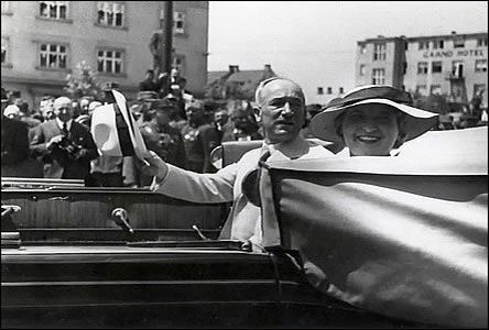 Dne 14.6.1936 Hodonín poprvé návštívil prez. Edv. Beneš, zde u pomníku T.G.M.