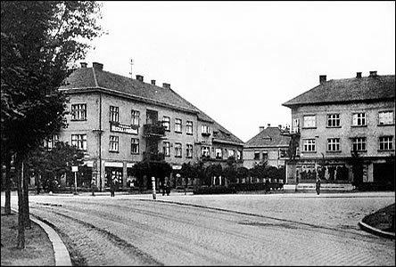Někdejší Náměstí svobody, pomník T. G. M. a ulice Dvořákova asi v roce 1935.