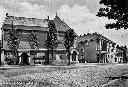 Galerie s Poliklinikou, snímek asi z roku 1930.