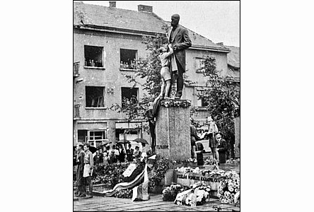 Příprava pomníku T. G. Masaryka k odhalení v roce 1945.