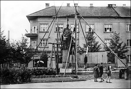 Demontáž pomníku T. G. Masaryka v červenci roku 1940.
