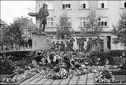 Výzdoba pomníku T.G.Masaryka v den druhého výročí jeho úmrtí 14.9.1939.