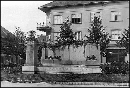 Skalka, zřízená na místě pomníku T.G.M., odstraněného dne 24.07.1940.
