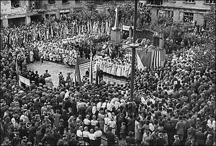K odhalení pomníku T.G.M. dne 14. září 1945 se sešlo na pět tisíc lidí.