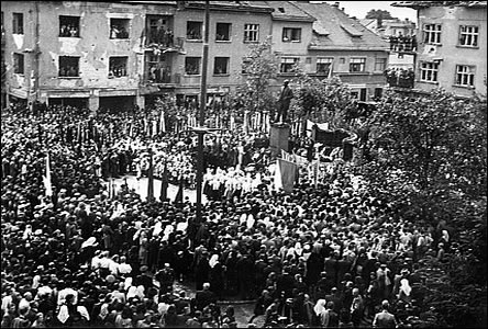 Poválečné odhalení pomníku T. G. Masaryka v roce 1945.