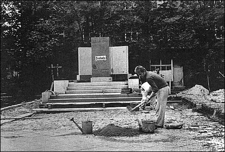 Příprava podstavce pro pomník T. G. Masaryka v létě roku 1968.