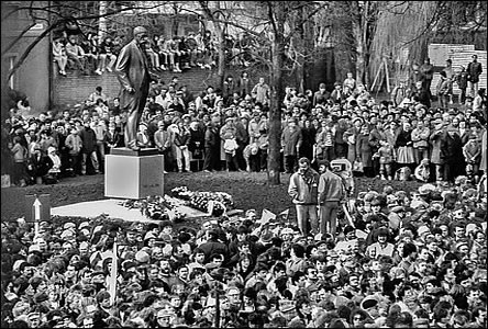 Odhalení pomníku prezidenta T. G. Masaryka dne 7. března 1990.