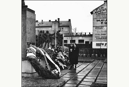 U pomníku prezidenta T. G. Masaryka v roce 1947.
