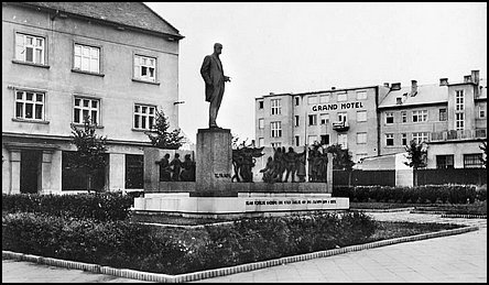 Okolo roku 1935 bylo za pomníkem TGM až k hotelu Grand.