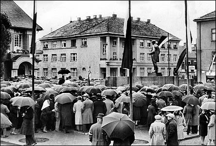 První odhalení pomníku T. G. Masaryka za deště dne 28. září 1931.